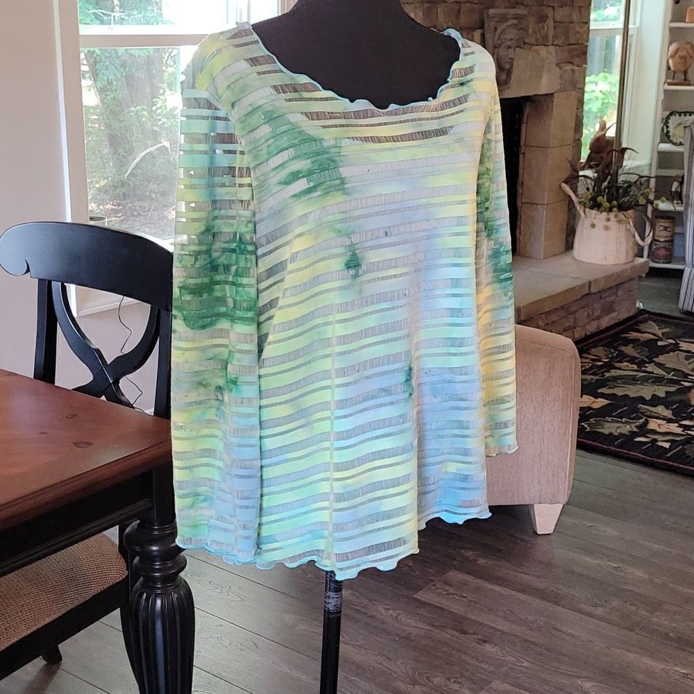 Beautiful 3/4 sleeves.  Sz med petite pullover summer top, blouse